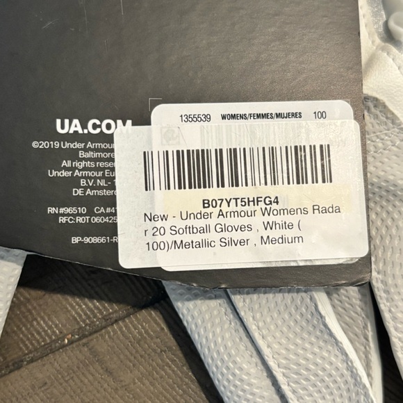 Womens NWT Under Armour Women’s UA Radar Batting Gloves White Size Medium - Picture 4 of 4